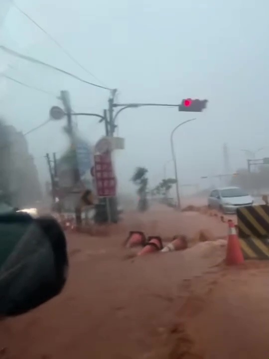 豪雨傳災情!馬路慘變「滾滾紅河」險象環生 落石崩塌砸中車輛