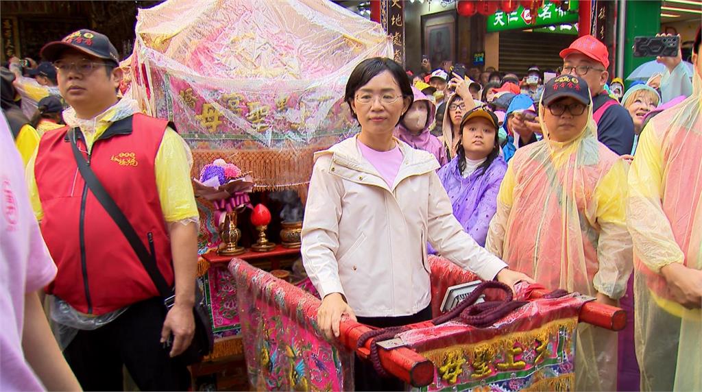 連三天參與白沙屯媽祖新北贊境 蘇巧慧風雨中抬轎前進