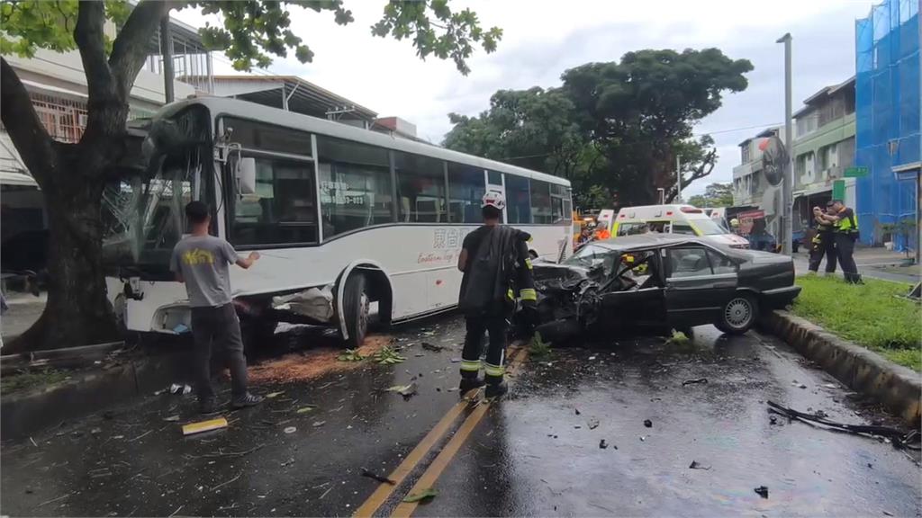 台東綠色隧道轎車逆向對撞公車 1命危3傷送醫!肇事原因待調查