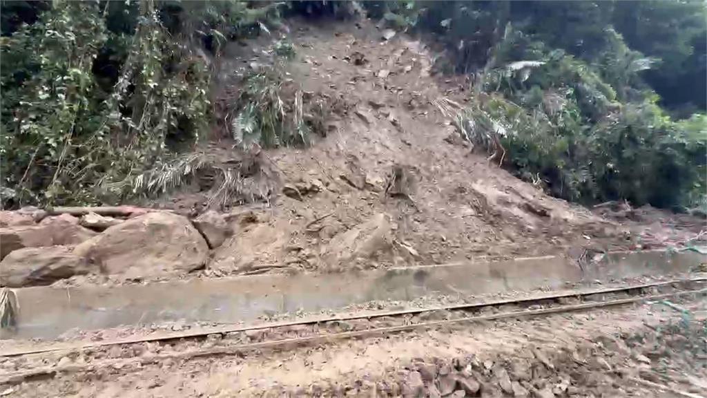 巴威狂轟!新竹山區道路多處坍方 台電工程車上山搶修受困