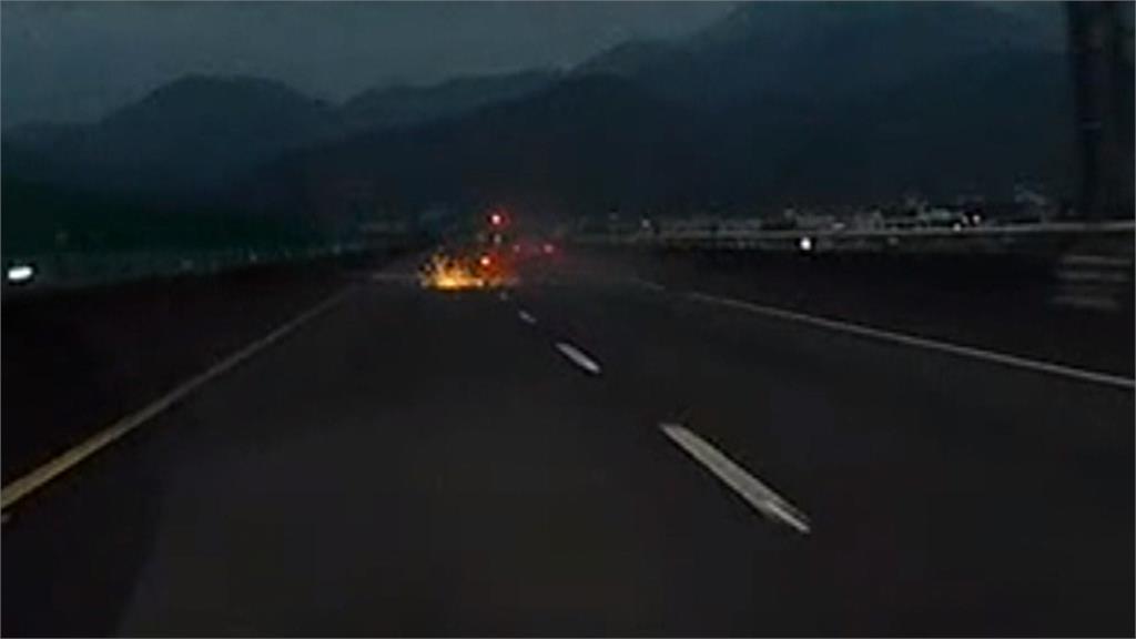 國5南下路段車禍　轎車「四腳朝天」5傷者含1孕婦