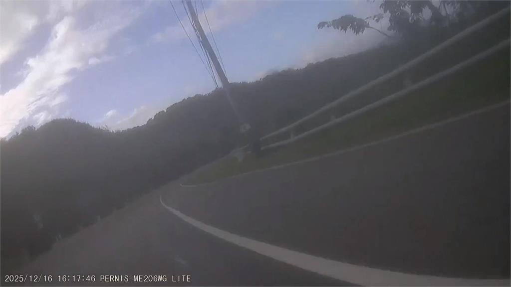 花蓮大貨車"糖漿灑一地"!2騎士慘摔 駕駛最高罰1萬8