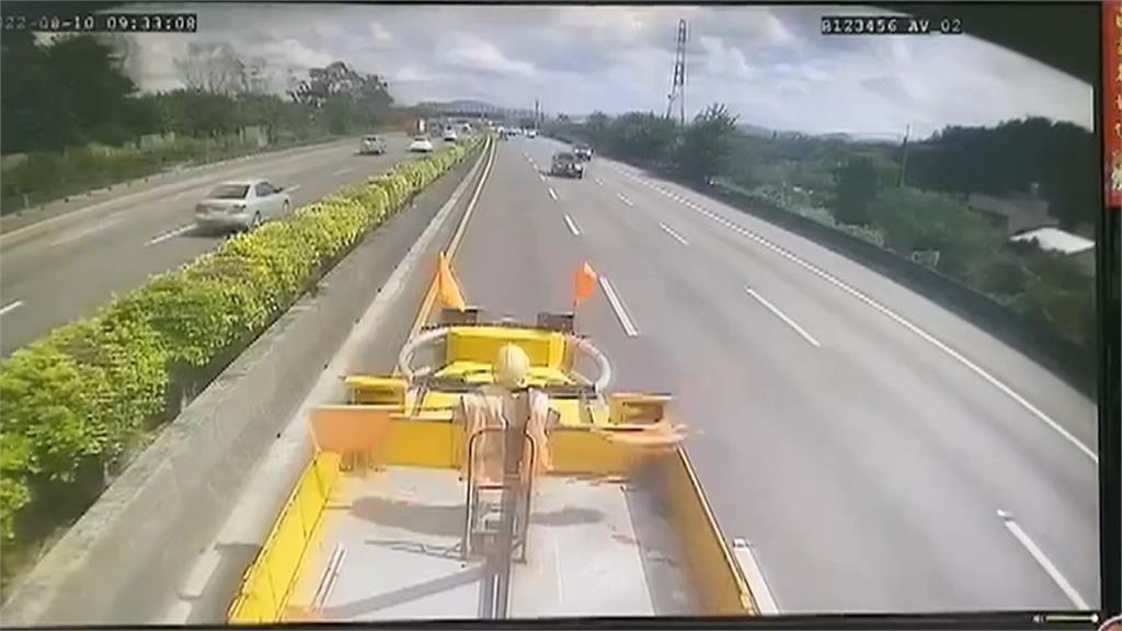 驚險！路肩緩撞車突鬼切　曳引車駕駛急煞險撞上
