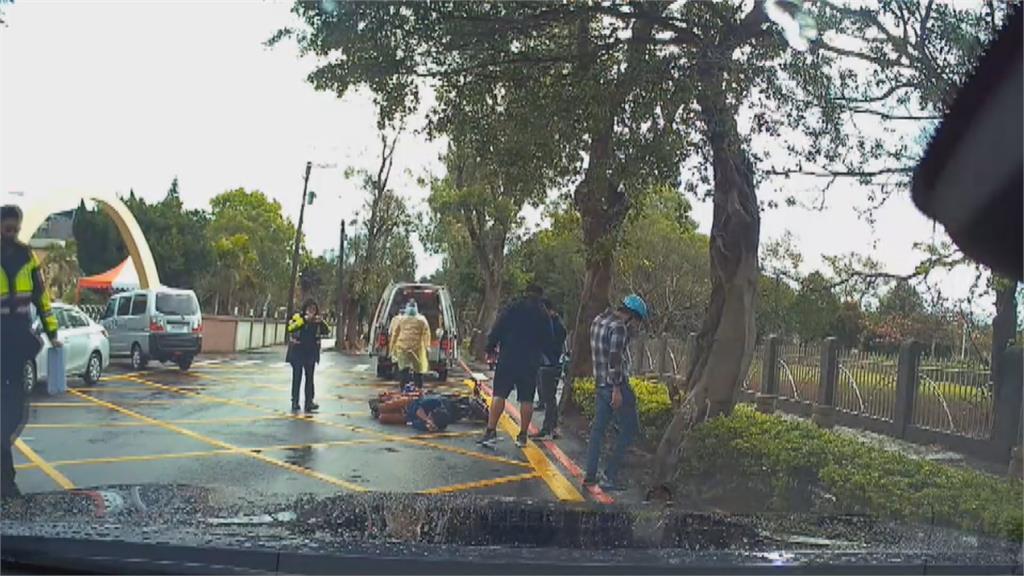 台灣最美的風景是人？　騎士自撞倒地　13輛車經過沒人停下協助