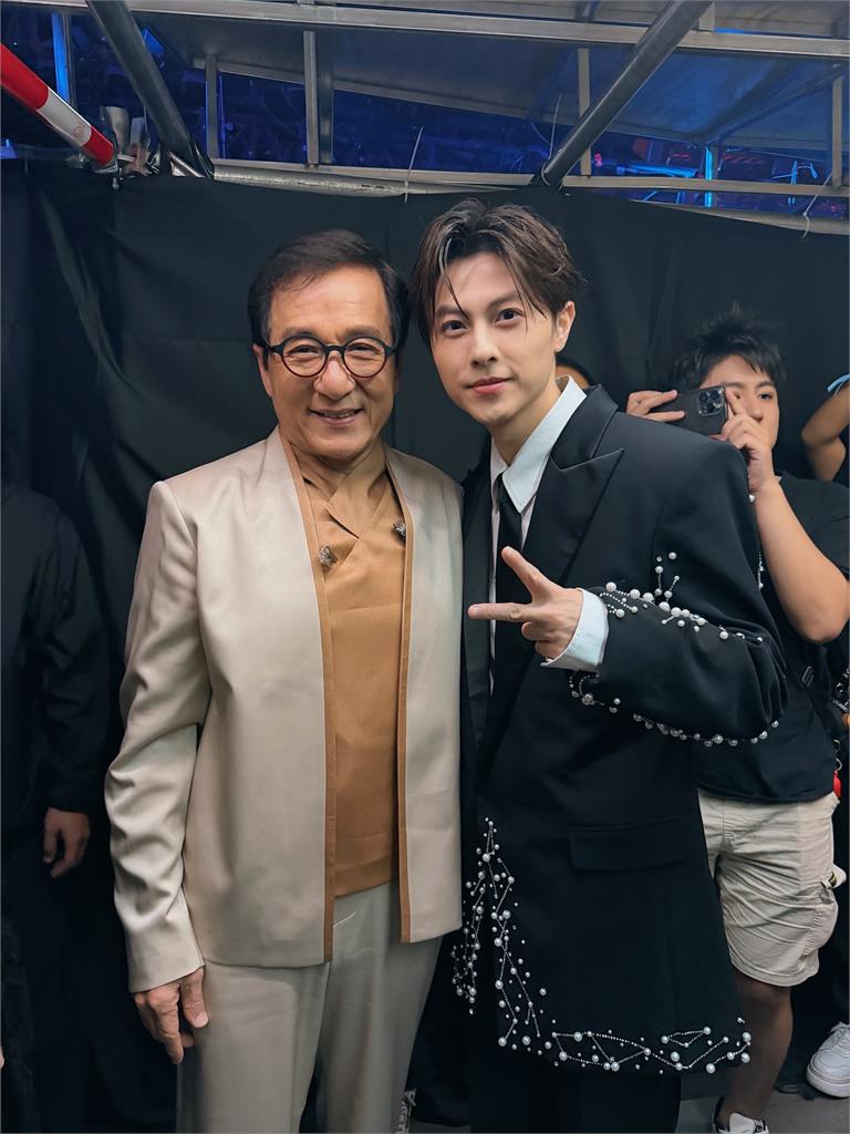 王子承認「越界粿粿」道歉了!昔「同框成龍」舊照遭挖…網炸鍋:人妻同樂會