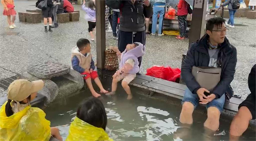冷颼颼! 清水地熱白煙裊裊如仙境 遊客泡溫泉煮蛋好享受