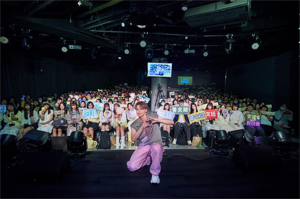 快新聞/大秀帥氣側翻!黃文廷健身寵粉無極限 首場見面會Ozone四帥驚喜現身