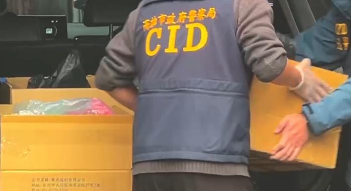 快新聞/高雄殺人魔今突被借提遭「受害親友追打」 警搬回「數箱證物」