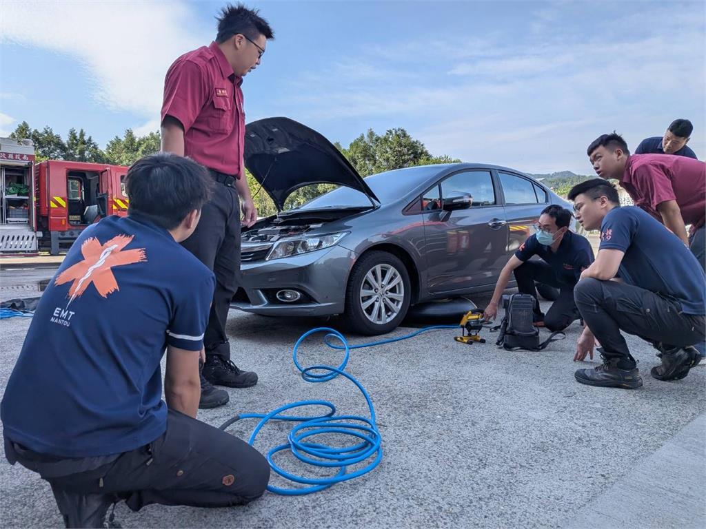 營救貓咪! 　車主聞喵聲直奔消防隊　保險桿內救奶貓