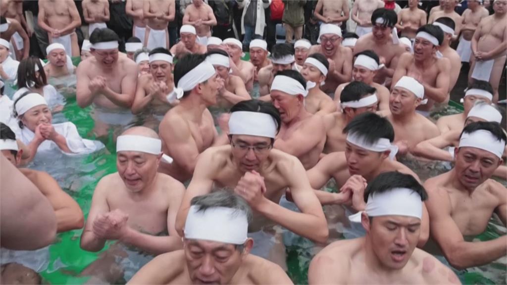 日本新年「泡冰水」儀式 民眾不畏寒冷為來年祈福