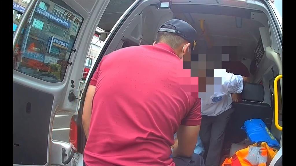 內湖怪男大馬路對車狂罵！　出手拍打待轉車輛用路人嚇壞