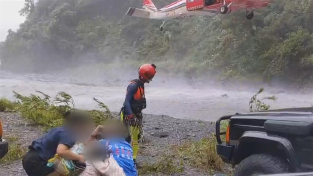 天候惡劣!13人野營受困山區　直升機成功救援