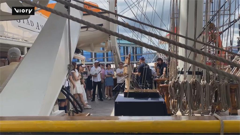 荷蘭仿古船世界巡航　６／２８抵達香港中環碼頭