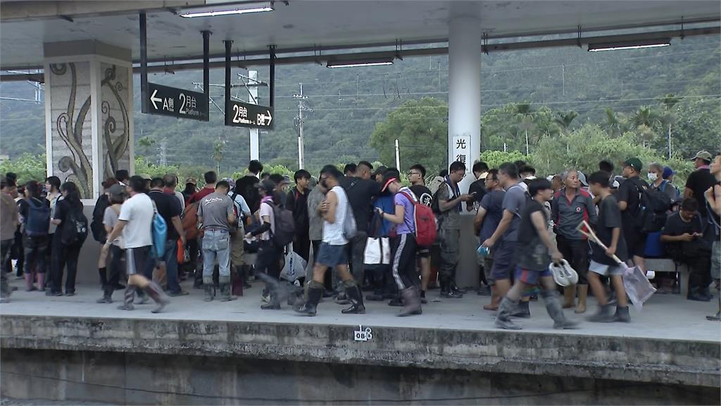 光復車站阿嬤「怕志工餓發粽子」卻沒人拿!他見這一幕心揪:請收下心意