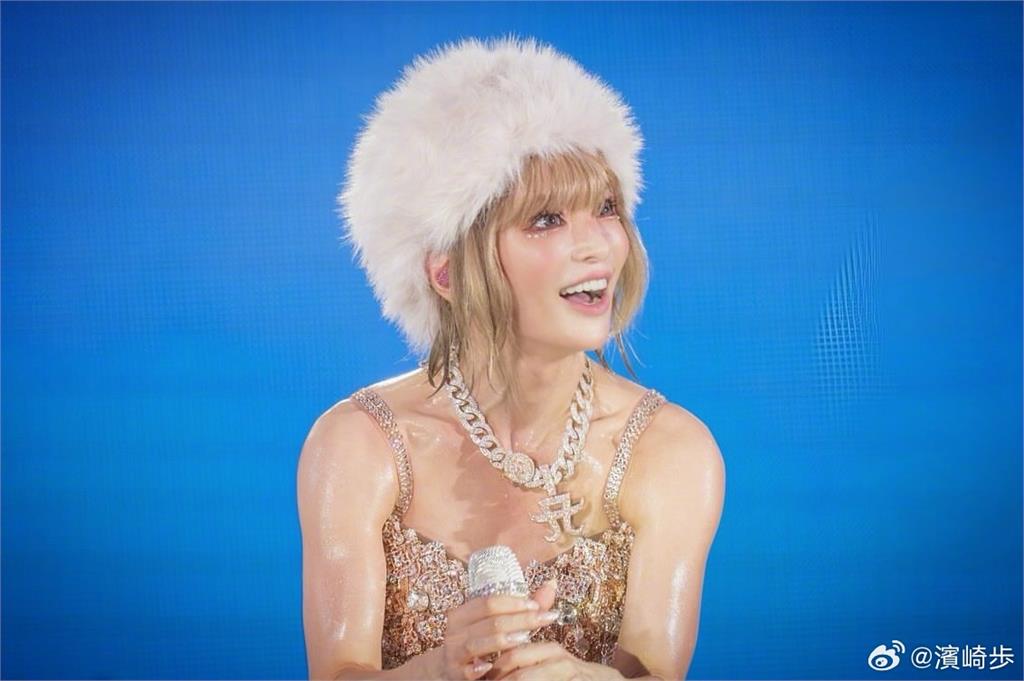 濱崎步上海演唱會遭取消「仍上台對空氣演唱」！「1動作點名台灣」網看驚：高招反擊