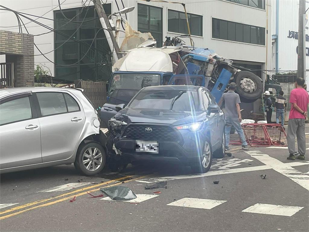 最新／鶯歌砂石車翻覆！2人受困車內　5大人1嬰兒受傷急救中