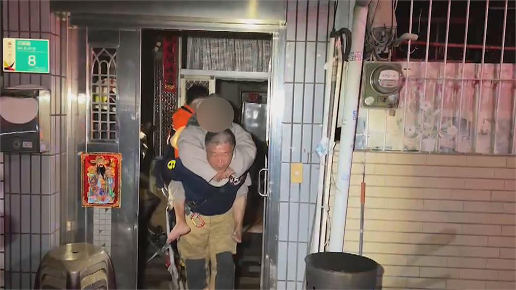 台南新化民宅神明廳凌晨起火 延燒4戶!住戶睡夢中逃生