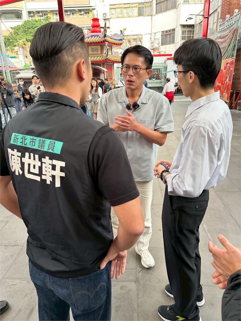 家樂福員工「挑戰選議員」開臉書！陳彥廷曬「與黃國昌牽手照」羞喊：第1次...