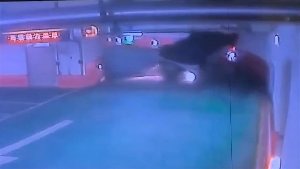 女駕駛停車場下坡道開到翻車　目擊民眾看傻：到底怎麼開的