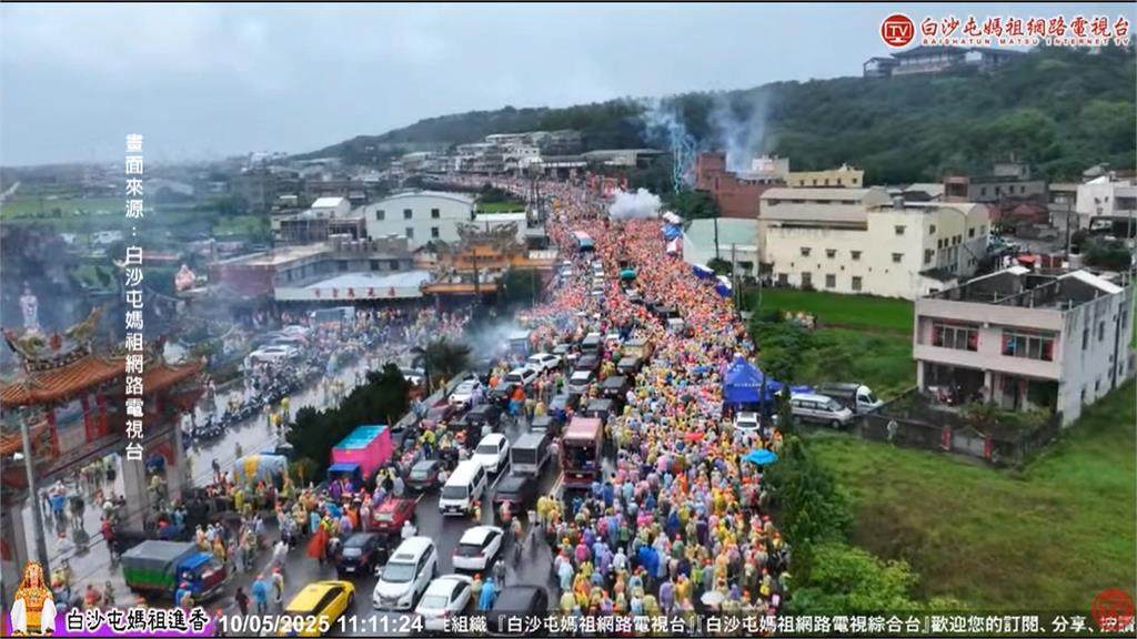 信徒持康乃馨跪地喊「媽祖母親節快樂」 粉紅超跑聞聲停駕超市