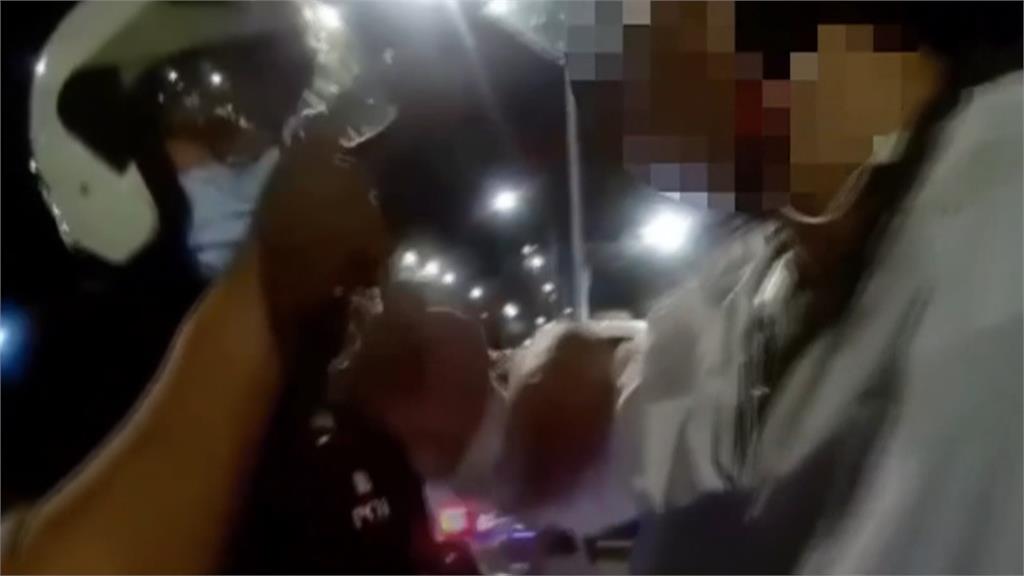 罪加一等！男闖紅燈不滿被開單　當街咆哮推警目擊民眾看傻眼