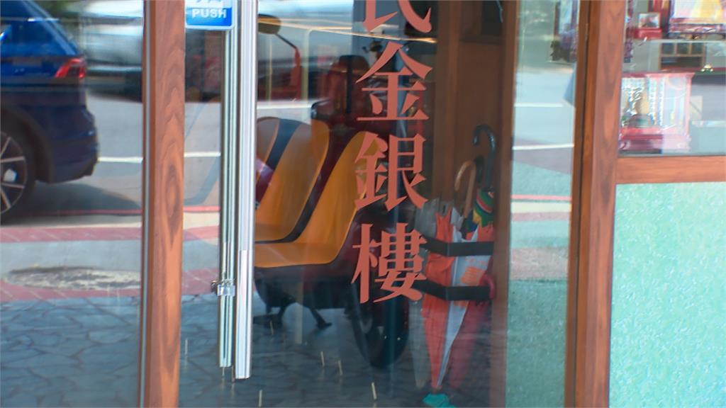 林口龜山"怪咖"現蹤 闖銀樓吐舌頭喊"賣5萬兩黃金"
