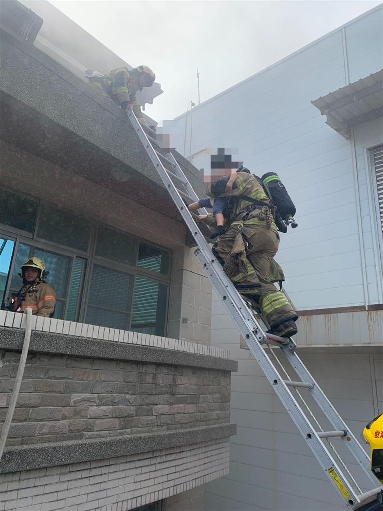 快新聞/驚!台南安南工廠祝融 2大1小一度受困陽台幸獲救