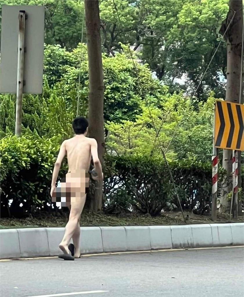 颱風太強把衣服吹走?新竹男路邊「全裸趴趴走」 網全看呆:奇行種