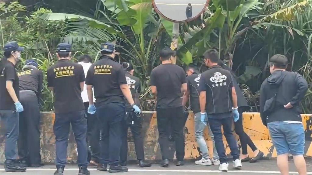 嚇死！基隆產業道路飄惡臭　草叢驚見無名男屍