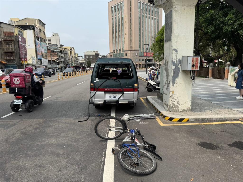 快新聞／頭卡在擋風玻璃「自行車無損」！彰化騎士衰撞違停車　廂型車駕駛下場曝光