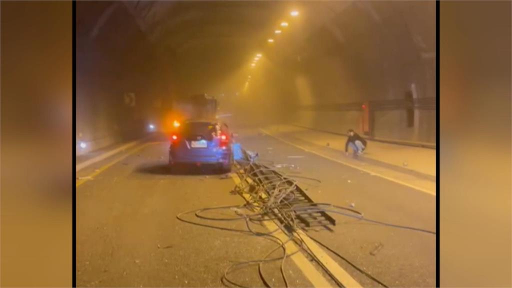 恐怖!龍潭堵隧道內整排燈軌掉落 砸毀兩車幸無人傷