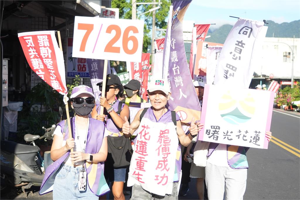 葉霸老師忍痛「跛行」掃街挺罷團！街頭鞠躬網友動容：為花蓮也是為台灣