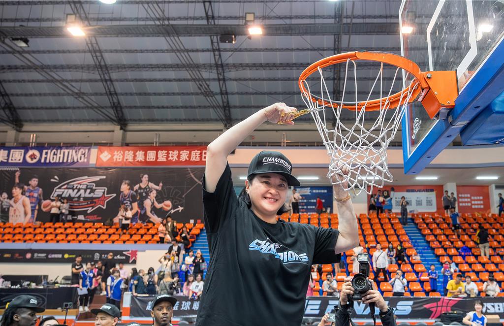 籃球/裕隆SBL封王三連霸奪隊史第8冠!董事長陳莉蓮親剪籃網