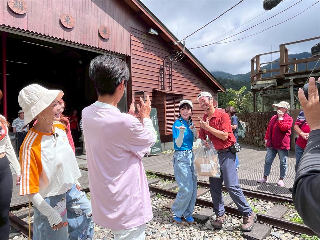 《綜藝新時代》阿翔看到火車會瘋狂!店家感謝過世奶奶讓籃籃淚崩「我也是奶奶帶大的」