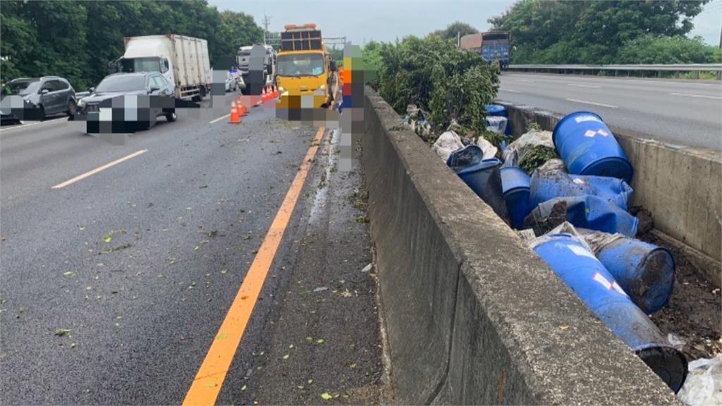 台南聯結車翻覆駕駛一度受困　嘉義貨車撞護欄影響交通