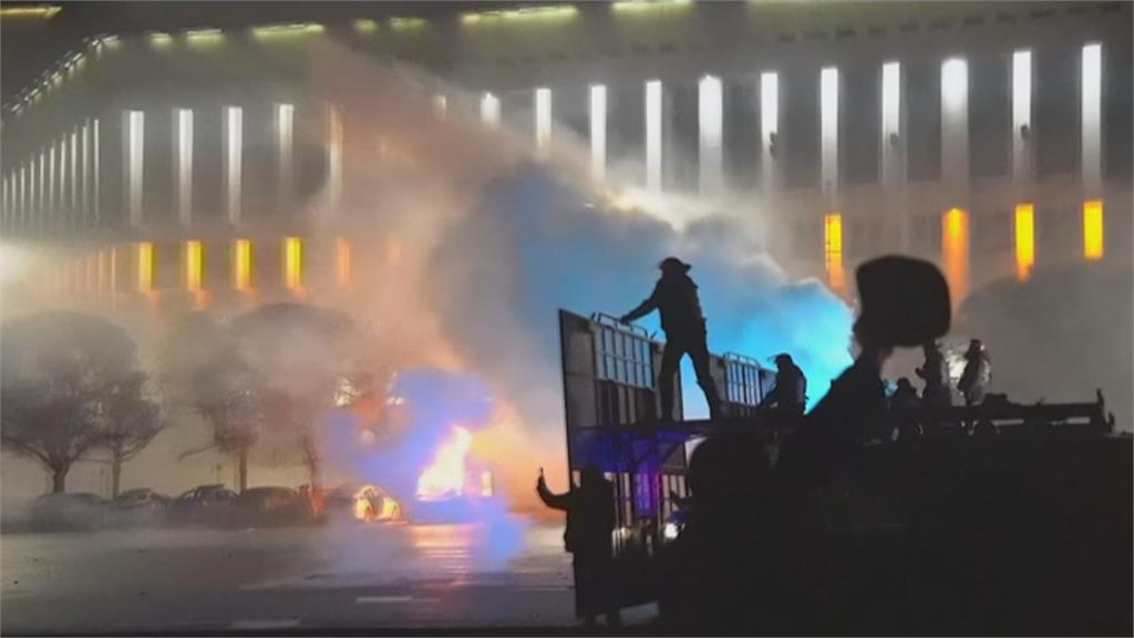 第一大城聚集上千抗議人潮 鎮暴警祭出催淚彈