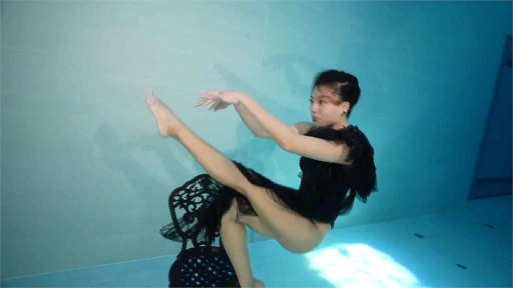 虎年除夕拚了！顏曉筠潛下11公尺　水中高難度舞蹈