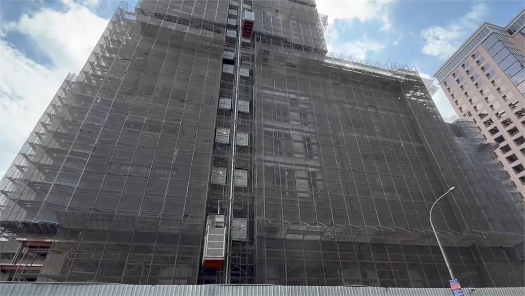 豐邑建案又傳意外！疑施工不慎爆模　混凝土塊從天降險砸人
