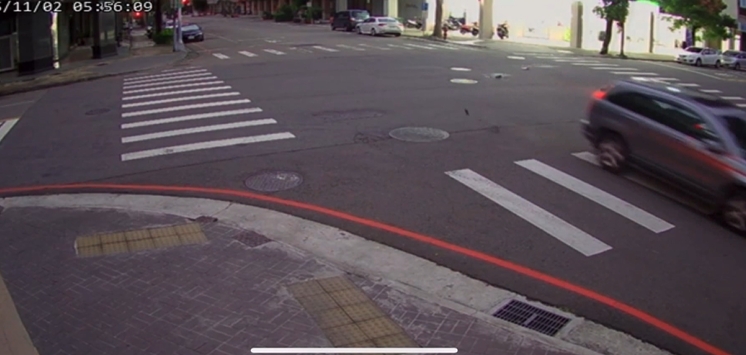 台中南屯一處閃燈路口發生汽機車對撞車禍 女保全送醫不治