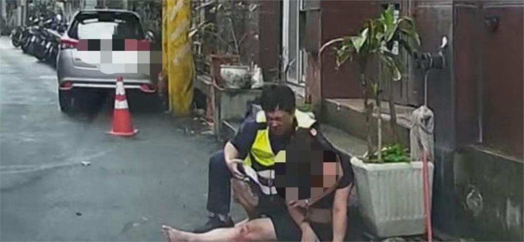 快新聞/女通緝犯噴辣椒水拒捕! 金山勇警忍痛壓制逮捕畫面曝