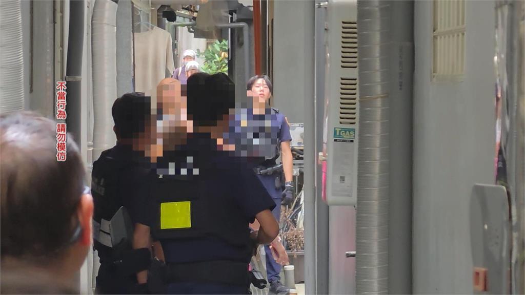 驚悚！　毒男拿刀上街喊尋仇.企圖襲警　警包夾對峙1小時多