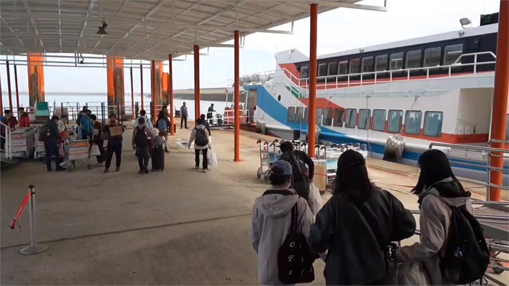 霧鎖金門又關島!上千人排航班候補「啟動B計畫」快輪疏運滯留旅客