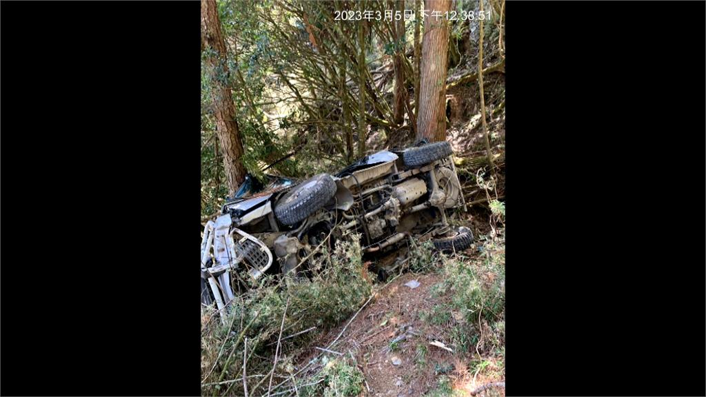 南投郡林大道登山接駁車墜谷 釀1死4重傷3輕傷