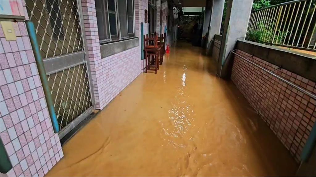 基隆大雨成災！立德路淹沒　德和國小恐土石流緊急撤離