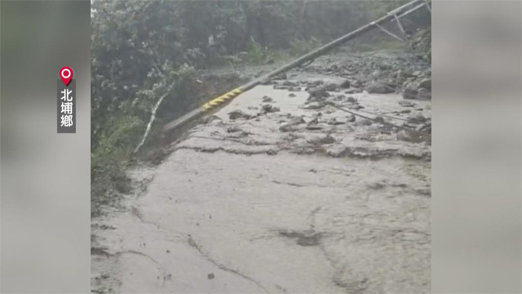 大雨狂炸新竹山區　北埔冷泉路段地面掏空　秀巒大面積山崩