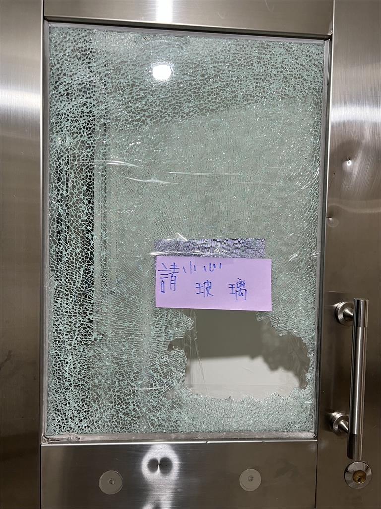 男子半夜放音樂擾鄰 到處按門鈴還「亮槍」遭逮
