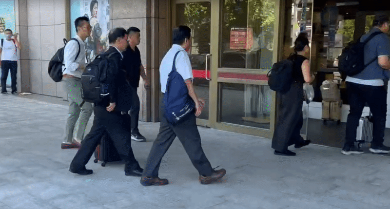 多圖/彭振聲愛妻身亡請假庭審!旁人攙扶「神情憔悴」搭車衝回家收行李