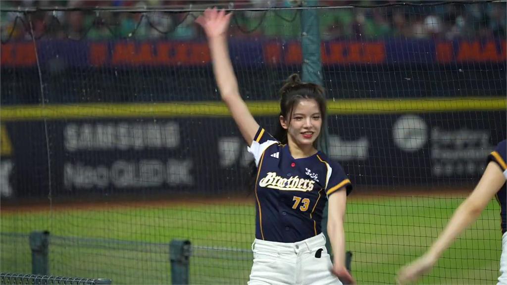蟲蟲危機！白蟻襲洲際棒球場　南韓女神一見超崩潰「狂揮臂驅趕」