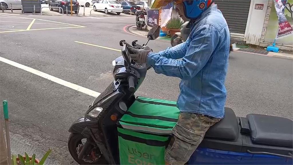 傻眼！外送員路邊暫停機車　路過女子無故出手推倒