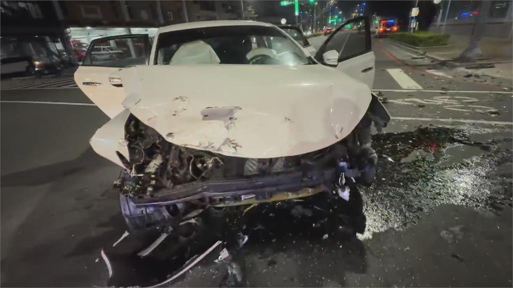 高雄楠梓轎車自撞四輪朝天! 新興駕駛"鬼切三線道"釀禍